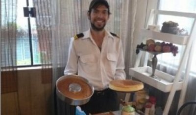 Joven vende tortas en el colectivo para cumplir su sueño de ser piloto