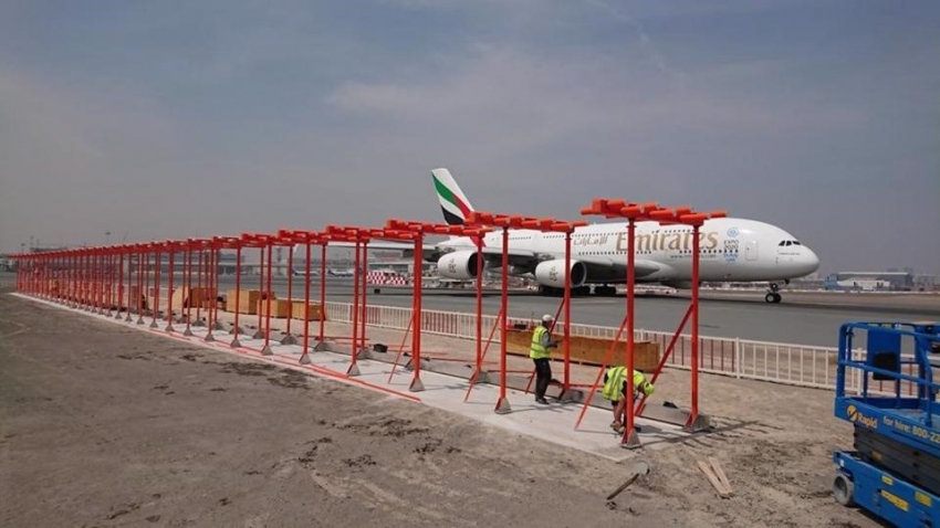 Un A380 de Emirates se encuentra estacionado en una pista del Aeropuerto Internacional de Dubai.