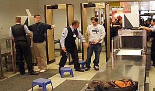 Relajan revisi&oacute;n en aeropuertos