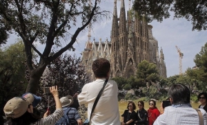 Turistas cerca de la Sagrada Familia, Barcelona, Espa&ntilde;a.