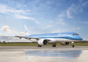 Brasile&ntilde;a Embraer le entrega a la holandesa KLM el primero de sus mayores aviones