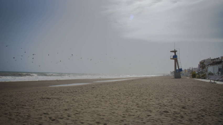 La Playa de La Carihuela de Torremolinos, vac&iacute;a este pasado mi&eacute;rcoles.