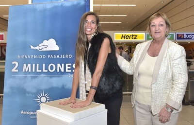 La pasajera n&uacute;mero dos millones es invitada por la ministra Kechichian a dejar sus huellas