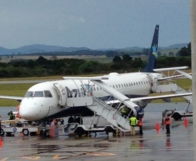 El ERJ 195 atendido en pista por personal de CAISA