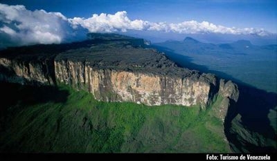 Un "tepuy": una meseta de roca, con paredes verticales y cumbre plana. (Turismo de Venezuela)