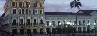 Plaza Grande de Quito, con el hotel del mismo nombre en primer plano Gtres