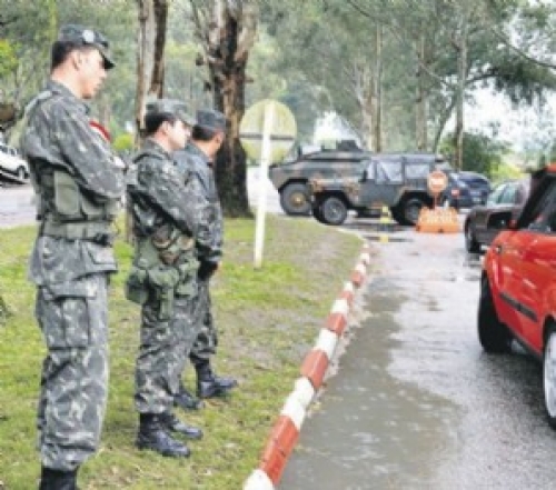 Controles en frontera frenaron a los turistas. Brasil controla desde cinturones hasta drogas y armas