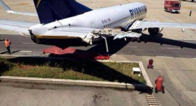 Dos aviones de Ryanair chocan entre s&iacute; en la pista de Stansted en Londres