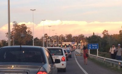 Intenso tr&aacute;nsito en peajes hacia el Este