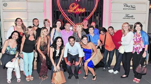 Panza llena, corazón contento. El grupo tras finalizar el tour. Son 40 minutos en cada uno de los tres locales. 