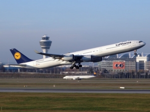 Lufthansa a un mes del comienzo de cobrar recargos