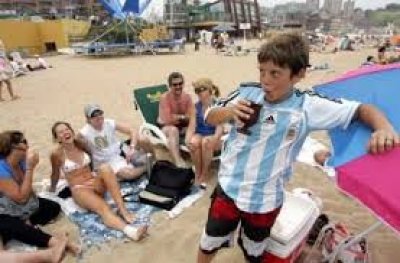 Salen menos turistas argentinos al exterior, en particular hacia Uruguay