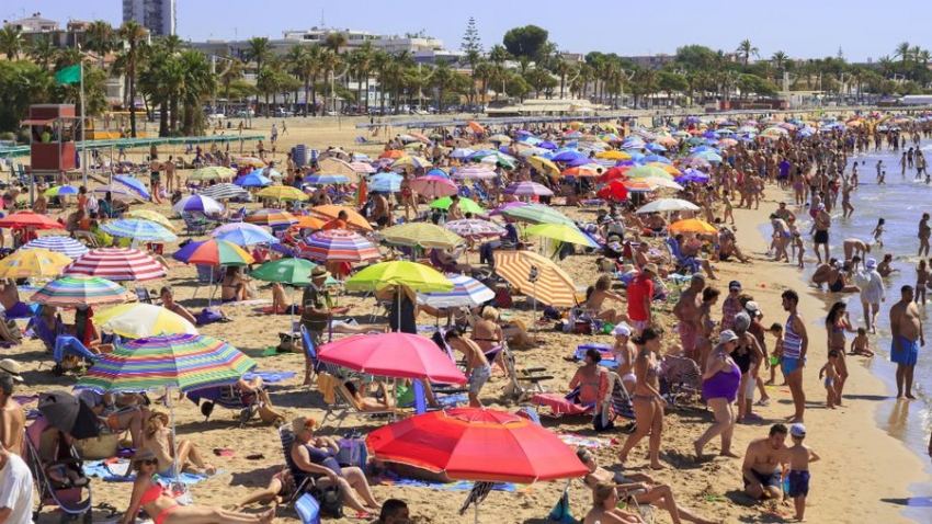 La entrada de turistas en Espa&ntilde;a se desploma un 97,7% en junio y el gasto se hunde un 98,6%