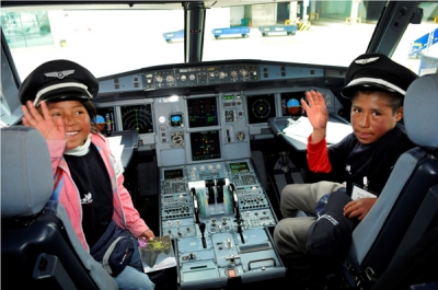 100 ni&ntilde;os peruanos cumplieron su sue&ntilde;o de volar por primera vez