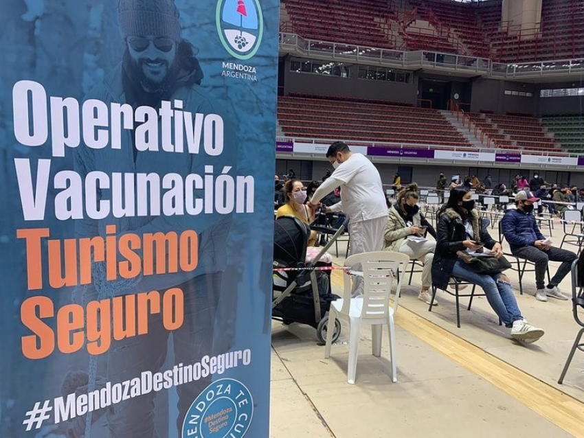 Mendoza vacun&oacute; al personal tur&iacute;stico para las vacaciones y pidi&oacute; abrir la frontera con Chile