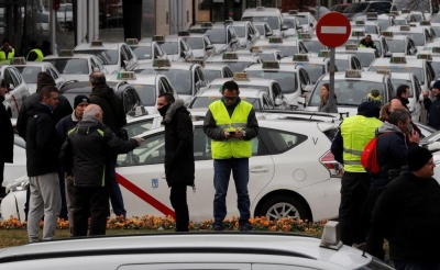 Concentración de taxistas en las inmediaciones del recinto ferial de Ifema, en Madrid. 