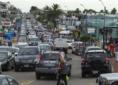 Los congestionamientos de tr&aacute;nsito en La Barra, un cl&aacute;sico que la merma de argentinos no atenu&oacute;.