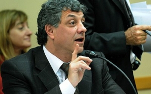 Que alguien le alcance la llave y le indique adonde esta su despacho a Gustavo Marconato