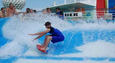 Royal Caribbean presenta la FlowRider Xperience, un simulador de surf online
