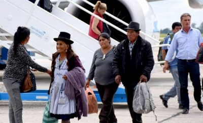 Pasajeros juje&ntilde;os al llegar a C&oacute;rdoba, en el vuelo inaugural de la ruta que termina en Ushuaia.