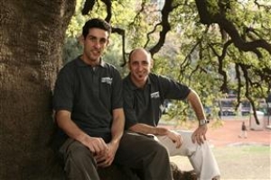 Ariel Le&oacute;n y Hern&aacute;n Espa&ntilde;ol, en el campo de Chascom&uacute;s