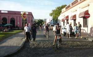 Colonia tiene la mitad de turistas