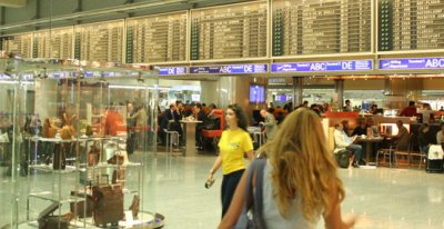 La OMT elogia la decisi&oacute;n brit&aacute;nica de bajar la tasa a los pasajeros a&eacute;reos