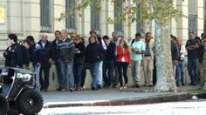 Turismo bancario –al menos de cajero- una postal diaria en Colonia