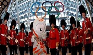 Heathrow da la bienvenida a Londres 2012 con unos aros ol&iacute;mpicos gigantes 