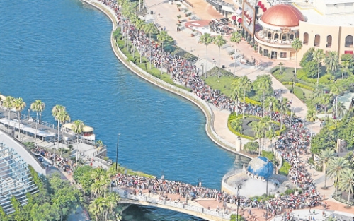 Largas filas para disfrutar de las atracciones del famoso mago. 