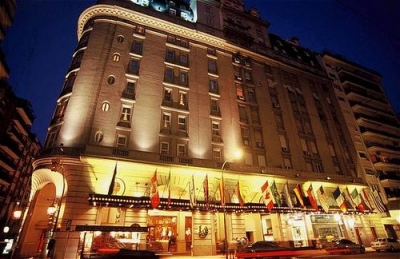 La fachada iluminada del hotel Alvear Palace