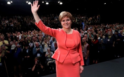 La premier Nicola Sturgeon saluda despu&eacute;s de hacer su dura advertencia a Londres. 