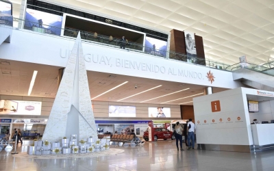 Aeropuerto de Carrasco celebr&oacute; transformando un avi&oacute;n de los deseos en &aacute;rbol de Navidad