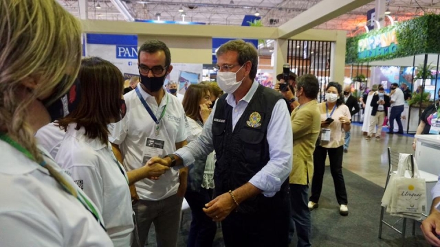 Ministro de turismo de Brasil visita al stand de Uruguay en Festuris