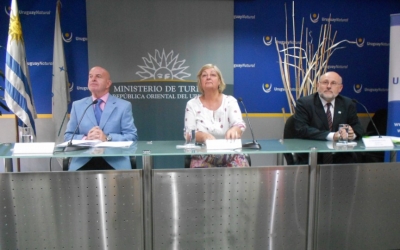 Jordi J. Busquets, Presidente de la International Hotel &amp; Restaurant Association (IHRA); Liliam Kechichian, Ministra de Turismo: Contador Juan Mart&iacute;nez Escrich, Presidente de la  AHRU, Asociaci&oacute;n de Hoteles y Restaurantes del Uruguay.