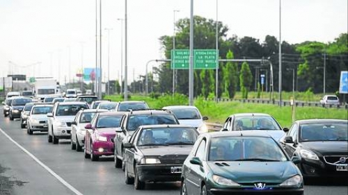 El fin de semana largo arranc&oacute; con colas de hasta 7 kil&oacute;metros