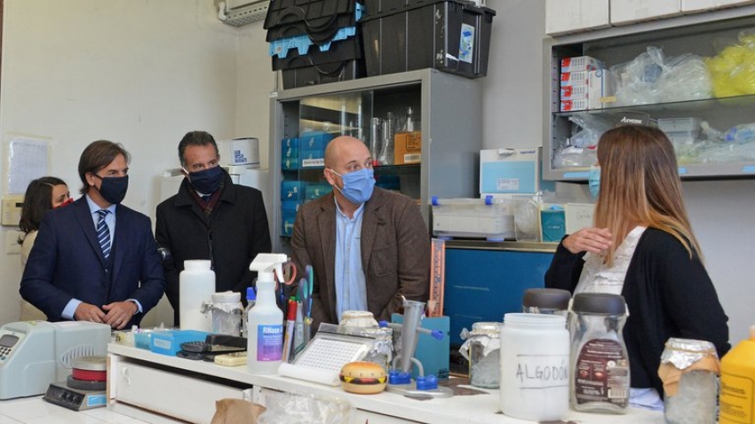 El presidente uruguayo Luis Lacalle Pou participó de la presentación de kits de diagnóstico de COVID-19 desarrollados por científicos de Universidad de la República, el 30 de abril pasado. En la imagen, el mandatario conversa con los científicos Gonzalo Moratorio y Pilar Moreno, y con el ministro de Salud, Daniel Salinas 