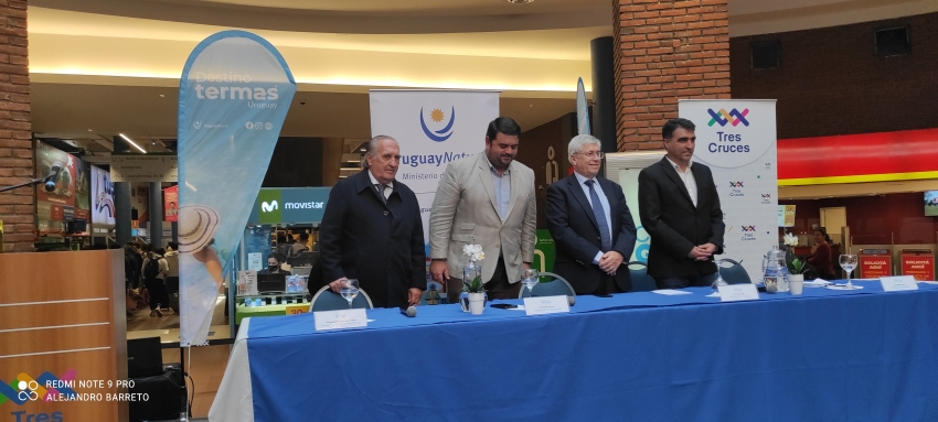 Vicepresidente de Shopping Terminal Tres Cruces, Luis Muxi; Intendente de Paysand&uacute;, Nicolas Olivera; Ministro de Turismo, Tabare Viera; Intendente de Salto, Andr&eacute;s Lima