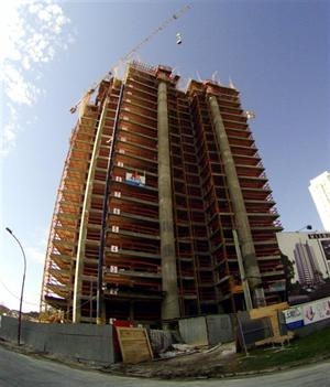 Por ahora, las obras ya iniciadas contin&uacute;an, aunque a ritmo lento.