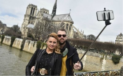 Cada vez más museos del mundo prohíben los “selfie-sticks”