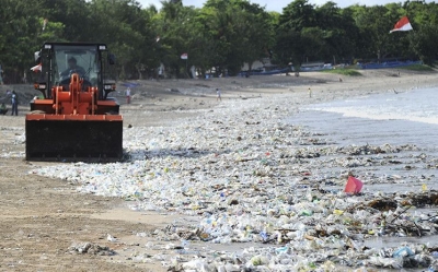 Equipos de limpieza quitando los residuos de pl&aacute;stico en la playa de Kuta, en Bali, Indonesia, el 19 de diciembre de 2017.