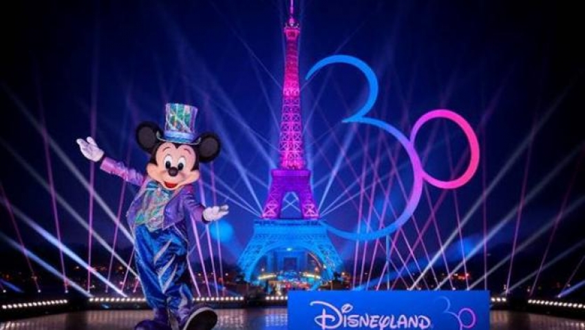 Mickey enciende la Torre Eiffel para celebrar el 30 Aniversario de Disneyland Paris