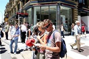 Muchos turistas extranjeros son aconsejados a cambiar sus d&oacute;lares al "blue".