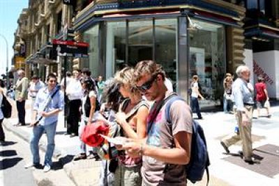 Muchos turistas extranjeros son aconsejados a cambiar sus dólares al &quot;blue&quot;.