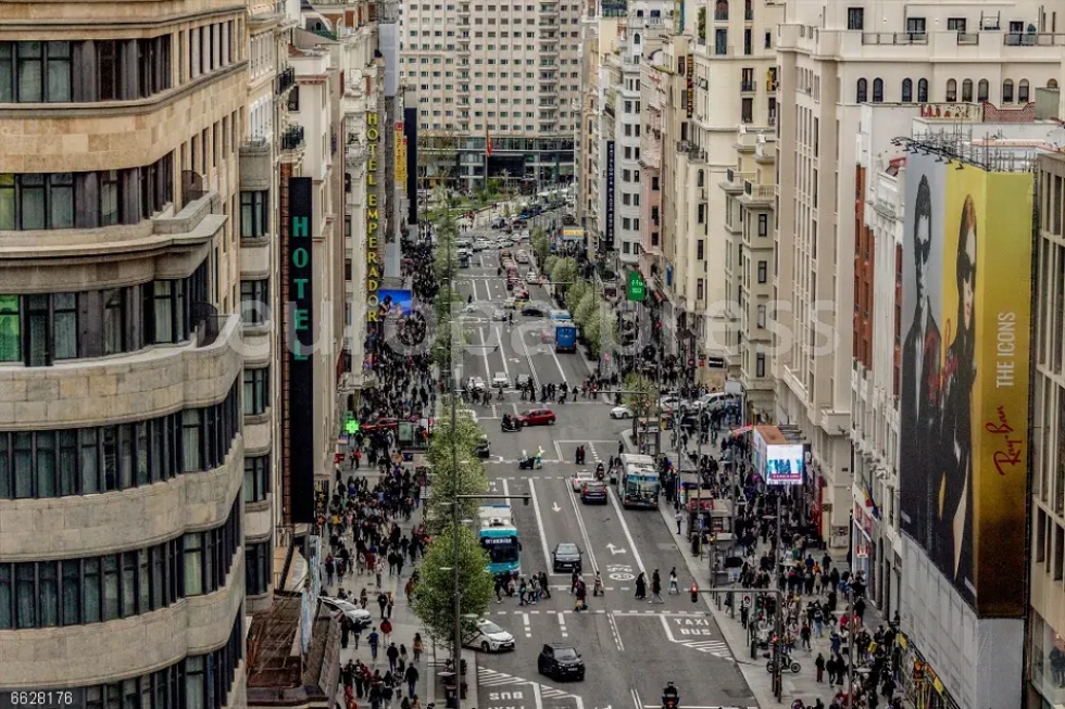 La calle Gran Vía, a 6 de abril de 2025, en Madrid (España).