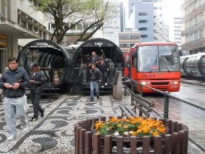 Parada de autob&uacute;s en Curitiba