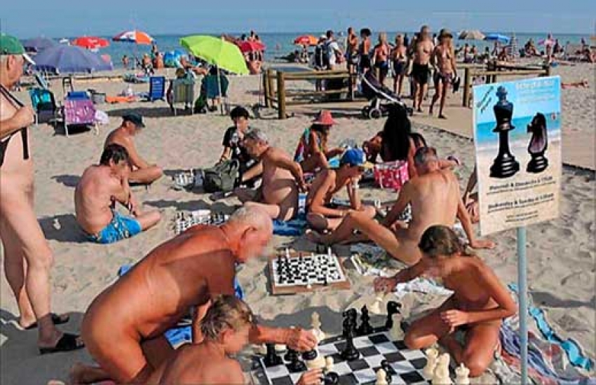 Los barbijos no frenan el virus en un complejo nudista