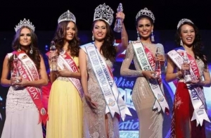 La paraguaya Lourdes Mar&iacute;a del Carmen Motta Rol&oacute;n, primera de la izquierda, junto a las dem&aacute;s finalistas del certamen Miss Turismo Internacional. 