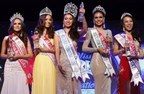 La paraguaya Lourdes Mar&iacute;a del Carmen Motta Rol&oacute;n, primera de la izquierda, junto a las dem&aacute;s finalistas del certamen Miss Turismo Internacional. 