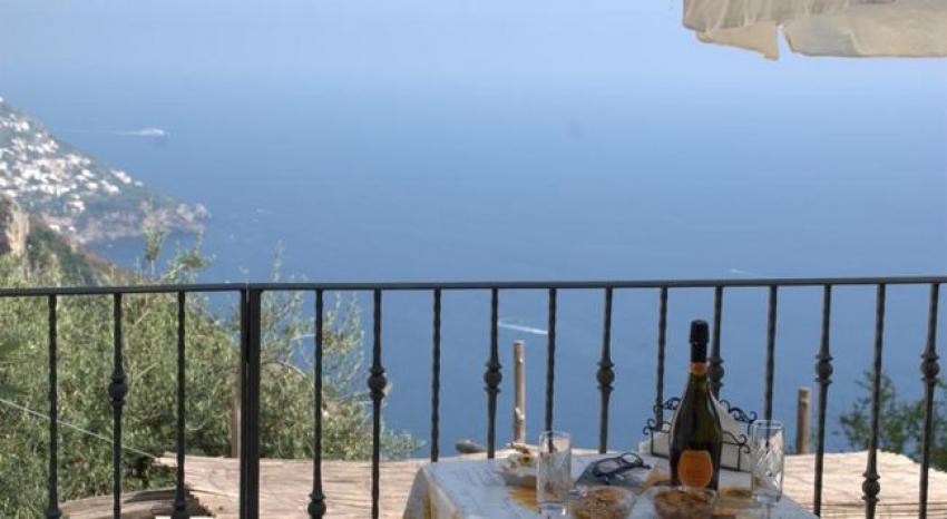 Esta es la terraza de La Selva Santa, el Bed &amp; Breakfast en Montepertuso, &quot;arriba&quot; de Positano, donde nos alojamos para disfrutar la costa amalfitana, pagando por tres noches, un poco más de la mitad de lo que los hoteles de &quot;abajo&quot; cobran por una sola.